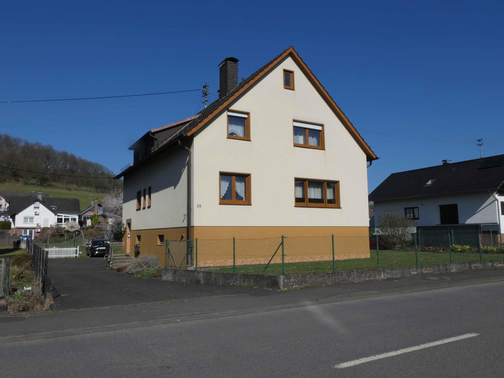 “ Werte schaffen mit Immobilien“
Zweifamilienhaus mit Doppelgarage